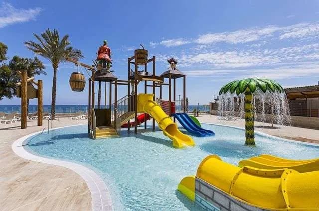 Hotel 4* en Roquetas de Mar con Desayuno y Piscina: Estancias de Abril a Septiembre