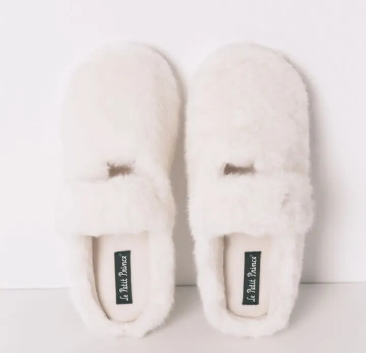 Zapatillas de casa tipo mercedita con pelo en color blanco