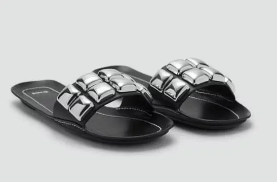 Sandalias de piel con maxi tachuelas - 8.99€