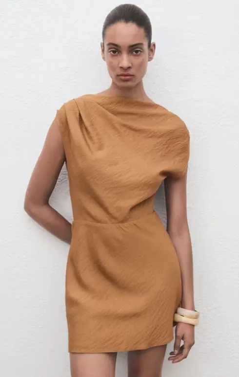 Vestido asimétrico drapeado corto manga corta