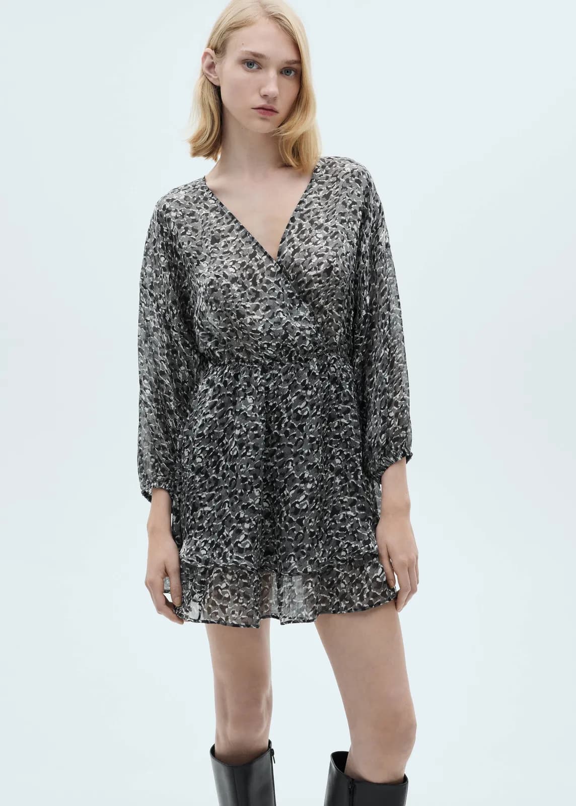 Vestido con volantes y estampado animal print