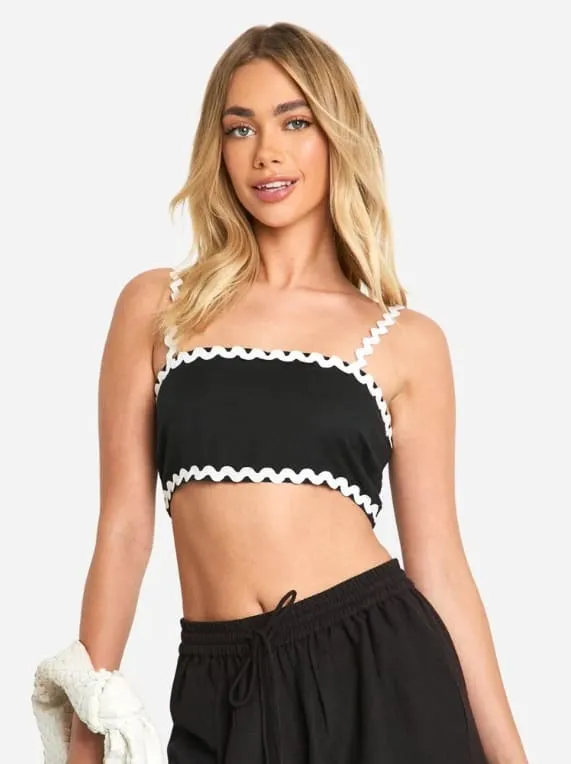 Crop Top BOOHOO con tirantes finos y frunces